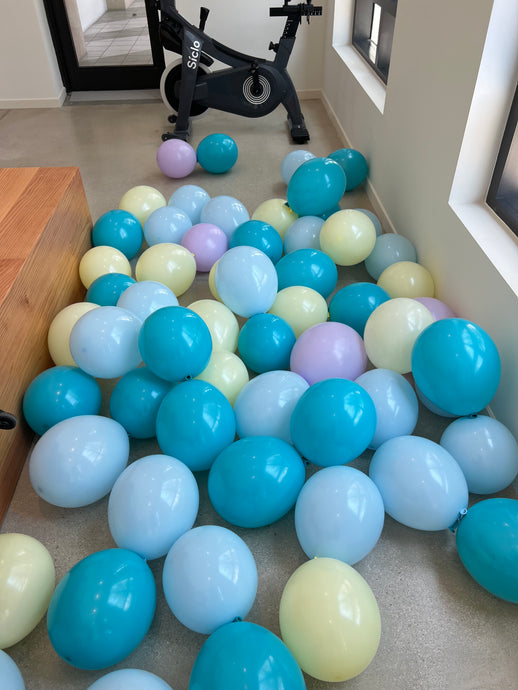 FLOOR Balloons (15 plain latex balloons per bundle) THIS ITEM WILL NOT FLOAT